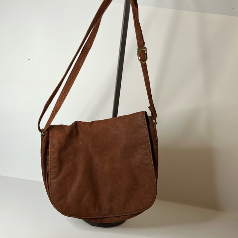 Suede messenger bag, excellent detailing 12x8x2, excellent condition